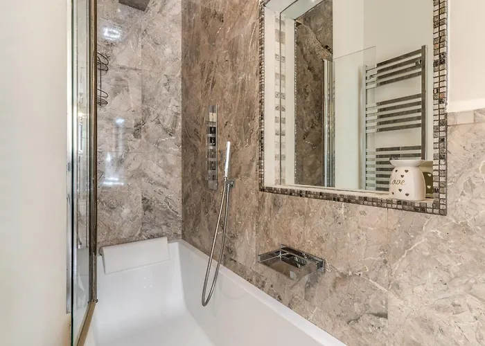 아파트 Emily In *