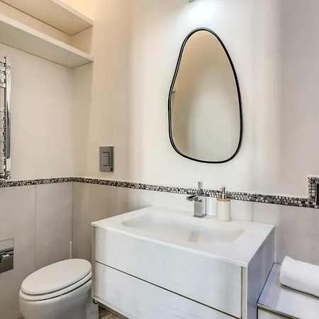 Emily In Lejlighed *