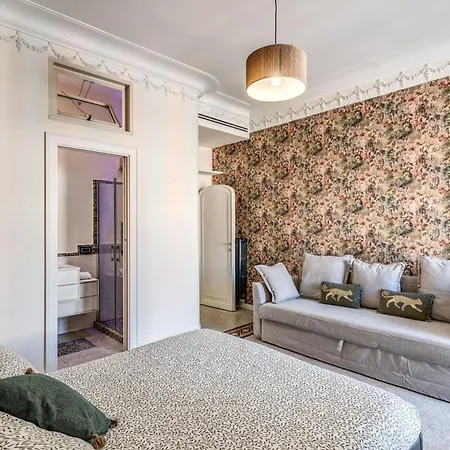 Emily In Lejlighed Rom