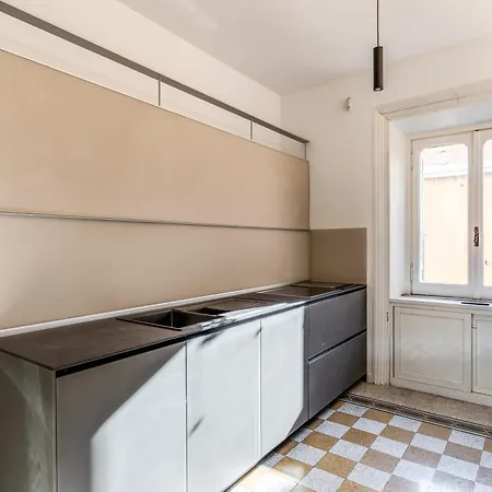 Emily In Lejlighed *